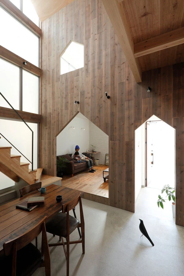 שימוש חכם בצורות גמלוניות מלוות את כל החללים הפנימיים