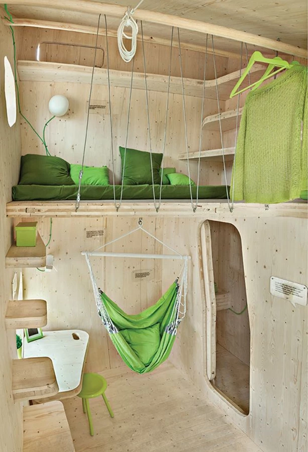 במפלס התחתון יש שני מכסי חלונות הניתנים לפתיחה כלפי מטה, ואגב כך הופכים לפלטה של שולחן, שיכול לשמש לעבודה או לאכילה