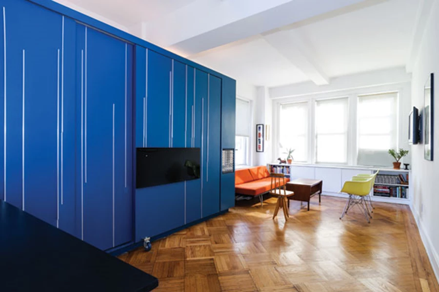 כאשר כל האלמנטים הללו מוסתרים, החלל הפתוח מקבל אופי אוורירי ומזכיר לופט