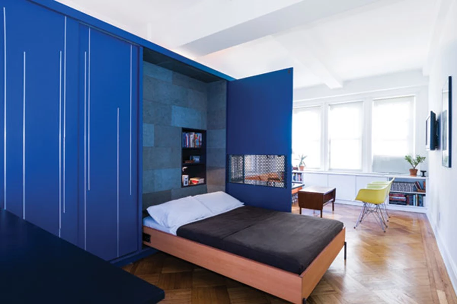 לאורכו של אחד הקירות