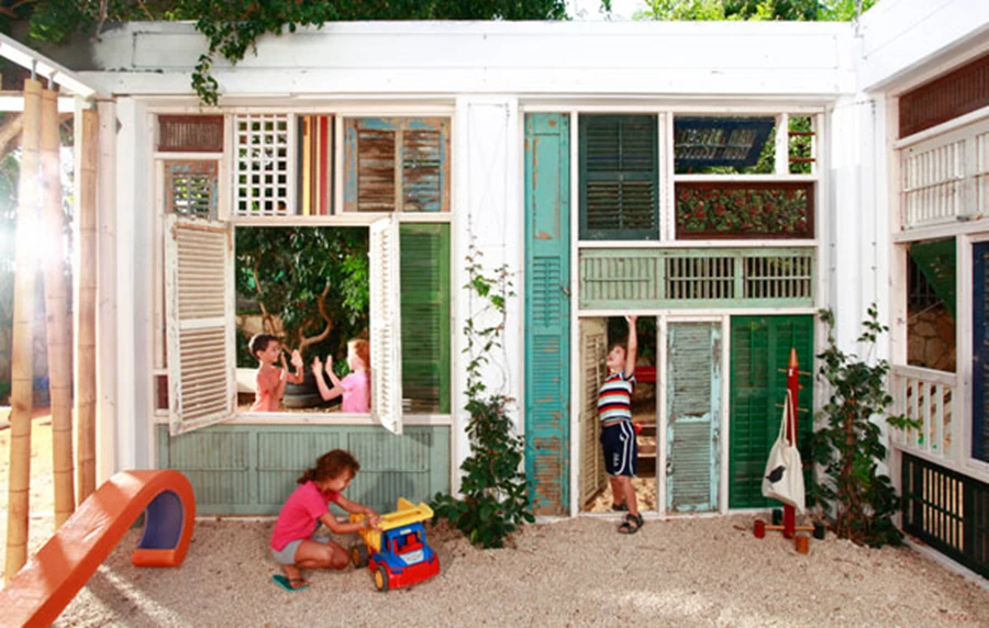 הכיתה נתחמה במעטפת גמישה הנרקמת מתריסי עץ