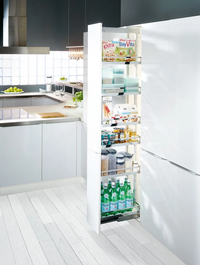 מוצרים יבשים במזווה בגובה העיניים