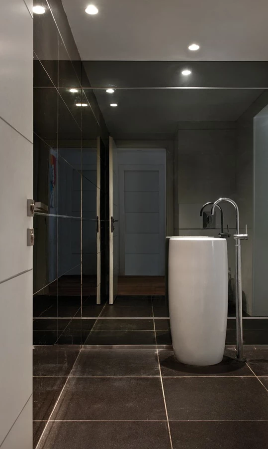 חלל רחצה מרווח שהתקבל עם ביטול חדרי הרחצה והארונות שהיו במקור.