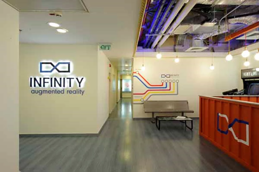 קריצה ברוח הקונטרסט שמלווה את החלל: מלאכים זהובים משובצים בתקרה בינות לאלמנטים הטכניים של התקרה החשופה.