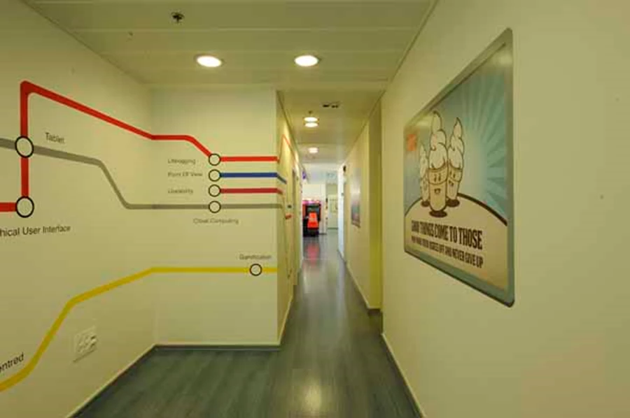 שמות התחנות במסלול הרכבת שאובים מעולם התוכן של החברה.