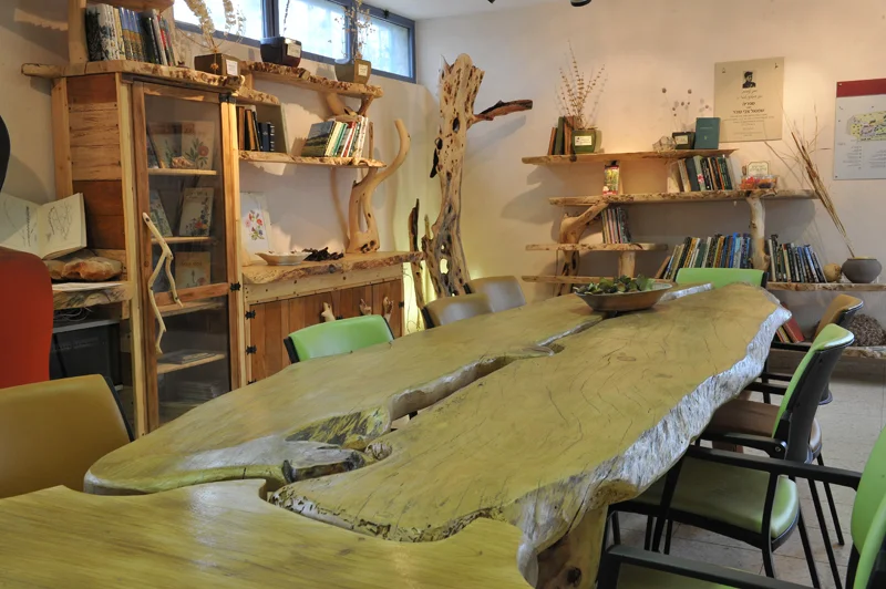 שיתוף פעולה בין אומן העץ שרון סהר ומעצב הפנים ניר קיסר