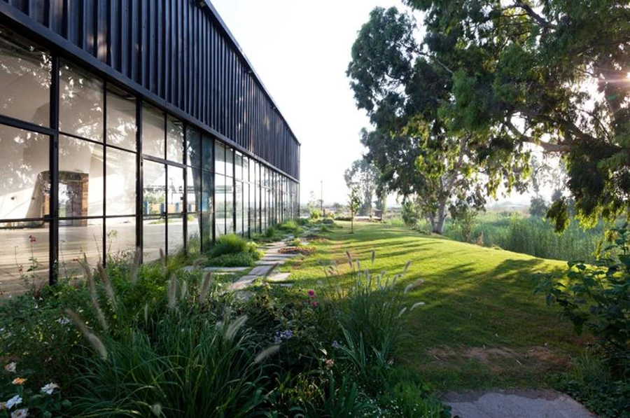 מבט אל מבנה האיסכורית ששימש כבית חרושת ואל השטח הירוק הסובב אותו. במחצית מהיקפו וגובהו נפרצו פתחים, ובמרבית האלמנטים שהיו בו נעשה שימוש חוזר.