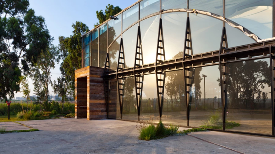 שלבי פתיחתו של הפתח הגדול, המאפשר לממבראנה הפנימית להגיח החוצה. ריצוף הבטון המקורי נותר על עמדו אך וטופל בליטוש וחריצה, וזרימתו החוצה מעצימה את ממד ההמשכיות והחיבור בין הפנים והחוץ.