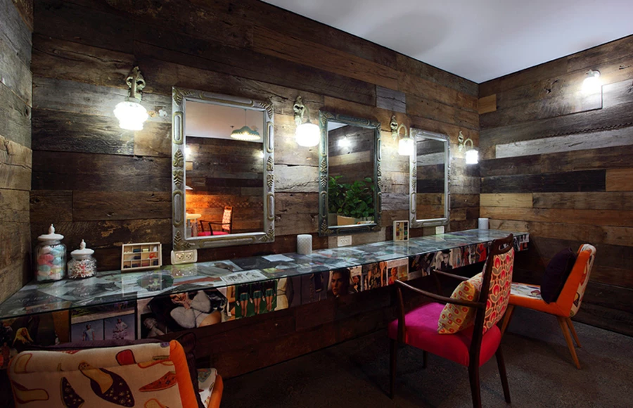 עמדת מניקור במבואת שירותי הנשים. חיפוי קיר