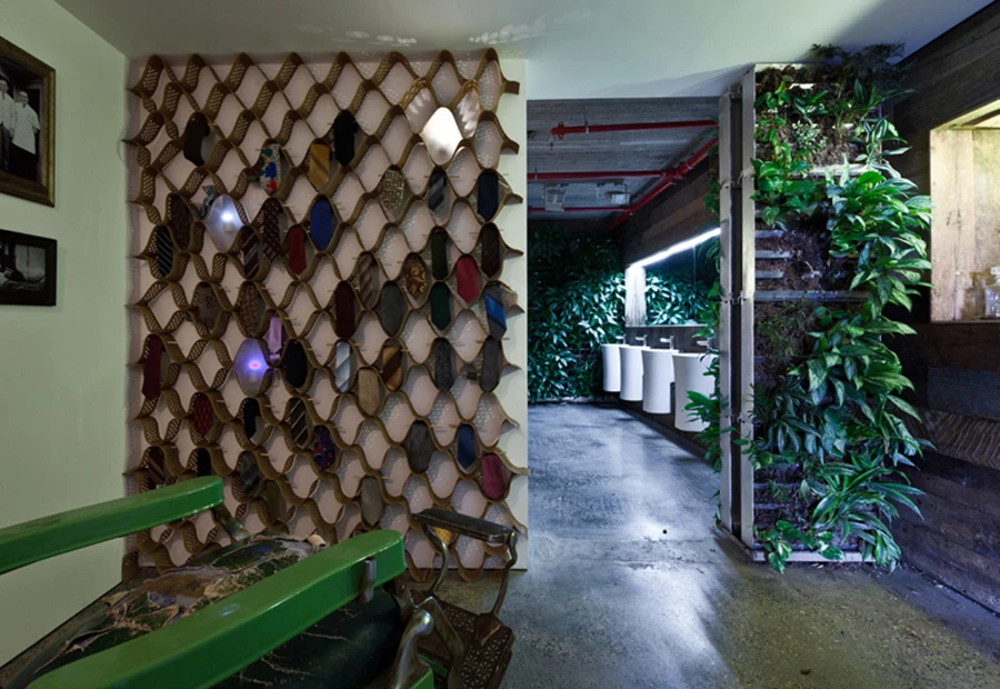 כיסא גלבים ישן כעמדת צחצוח נעליים וקיר עניבות שמזמין לבחור עניבה ולשנות את ההופעה