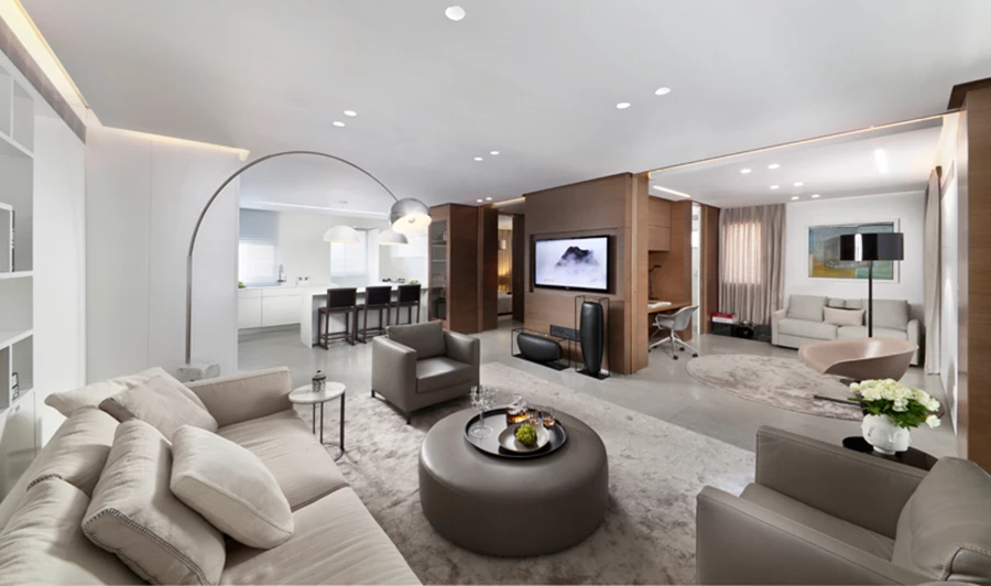 החלל במלוא פרישתו הפתוחה כמו נחלק לשני צירים המקושרים/מופרדים באמצעות מחיצות נעות. חללי אחסון רבים משתלבים בקירות וצמצום חומרי המשלב ריצוף בטון יצוק, עץ באלמנטים נעים ואלמנטים לבנים קבועים )קירות גבס ומשטחי קוריאן(, מייצר רצף ויזואלי. תאורה שקועה וסמויה ופריטי ריהוט בפלטת צבעים רגועה. תאורה: “קרני תכלת”, ריהוט: אריק בן שמחון ו- The Box, נגרות: .Jonathan