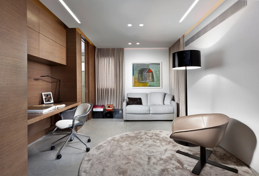 חדר העבודה/אירוח מעוצב בהתאמה לשני התפקודים ולשני מצבי הפתיחה. יחידת קיר רב תכליתית מעץ: מכילה חללי אחסון, משטח עבודה נוח, ובתוכה אף משתלבת המחיצה הסוגרת על חדר הרחצה הנכלל בשטח החדר