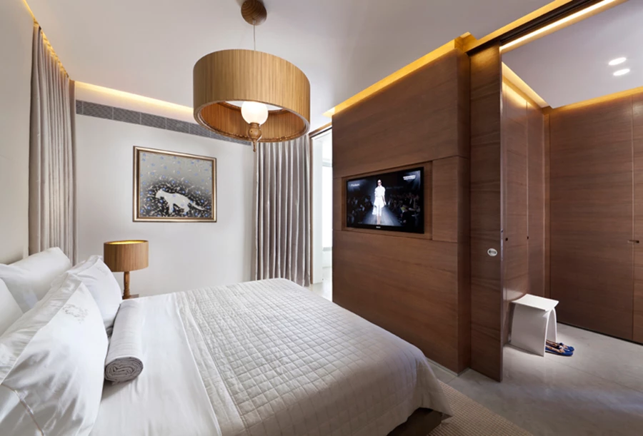 חדר השינה: עיצוב מסוגנן ורך בגוונים טבעיים ורגועים. וילונות בכל הבית: שרון