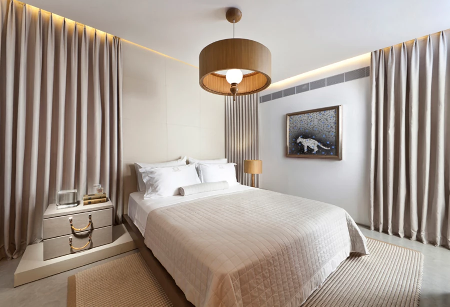 חדר השינה: עיצוב מסוגנן ורך בגוונים טבעיים ורגועים. ריהוט: אריק בן שמחון