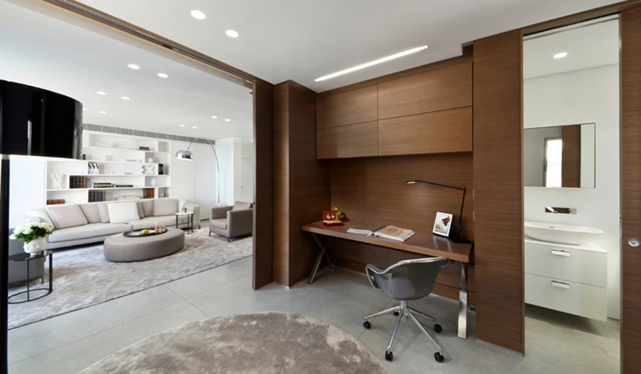 חלל עבודה/אירוח: במצב פתוח מהווה אזור בחלל המגורים, ועם סגירתו הופך לחלל פרטי הכולל גם חדר רחצה