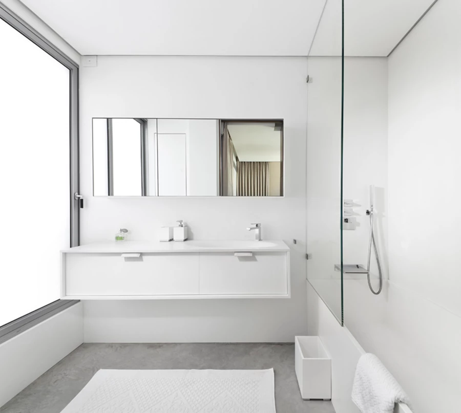 10	חדר הרחצה של חדר השינה: שימוש בקוריאן מקנה חזות מסוגננת ומהוקצעת. אביזרים סניטאריים: “מודי”.