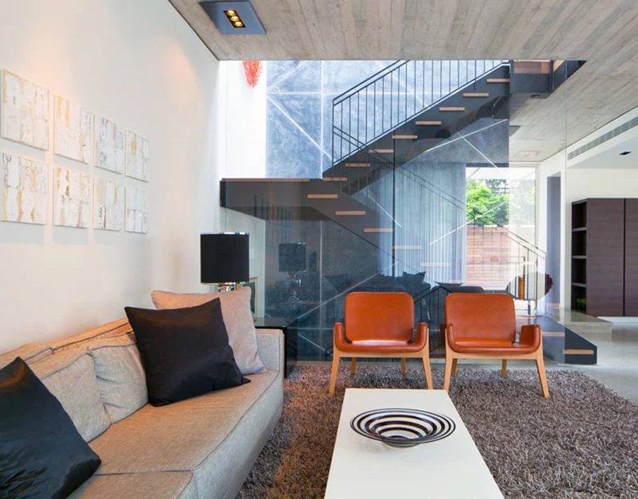 להדגשת זרימה ואווריריות: מחיצת זכוכית שקופה