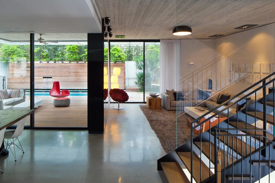 מבט מהכניסה אל החלל הציבורי ואל הגינה הגובלת בו. תכנון החלל בתצורת האות ר