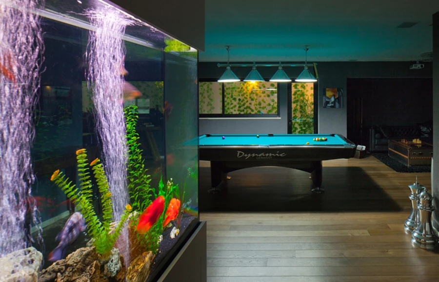 חלל המרתף: פרקט היוצק חמימות ותורם לשיפור האקוסטיקה, קירות בחיפוי טפט כהה, ונוף ירוק החודר פנימה הודות ל