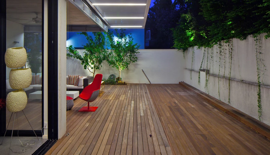 פתרון ייחודי להגדלת שטח: קירוי בריכה כעין מכסה מחופה משני צדדיו בעץ ונפתח בלחיצת כפתור בצורת