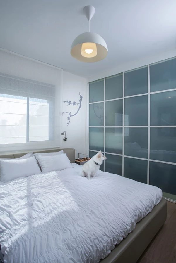 חדר השינה - אזכוריים יפניים בחזית הארון ובדיגומי הצומח של מדבקות הקיר.