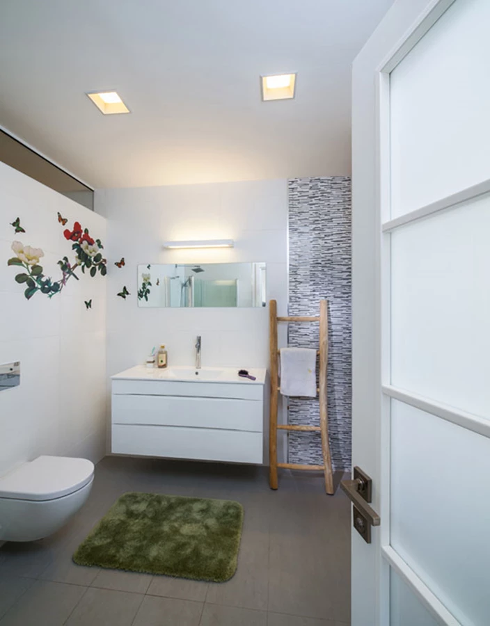 גם בחדר הרחצה אזכוריים יפניים