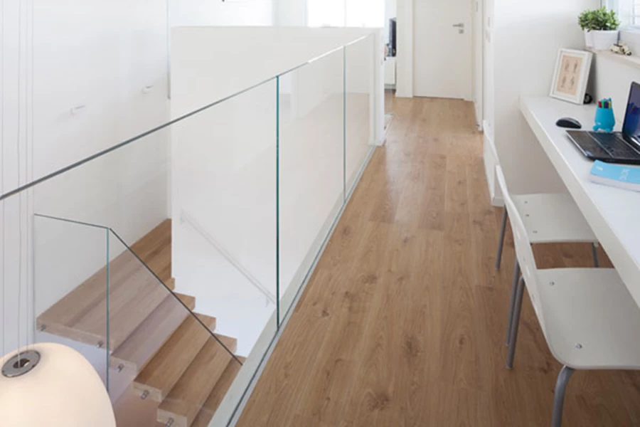 הגשר של הקומה העליונה מנוצל לשמש כפינת עבודה / מחשב שתוכננה כמשטח צמוד קיר נוח לשרת שני משתמשים ויותר