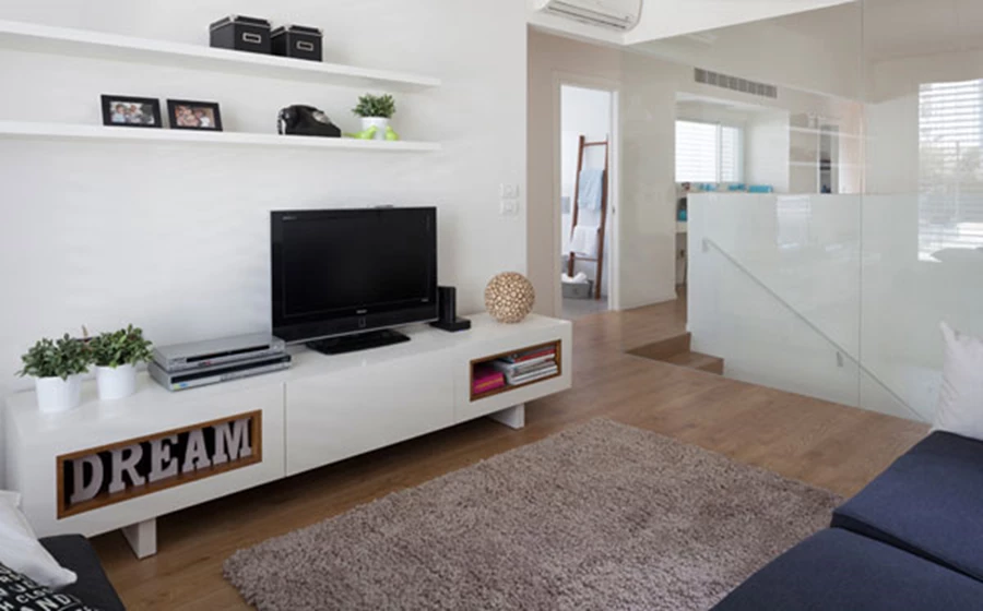 פינת המשפחה / טלוויזיה בקומה העליונה: מופרדת מחלל המדרגות באמצעות מחיצה שקופה תוך יצירת מראה מאוורר, זרימה וקשרי עין ישירים בין הקומות.