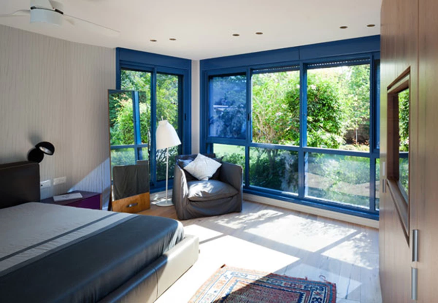 כורסה ומיטה: