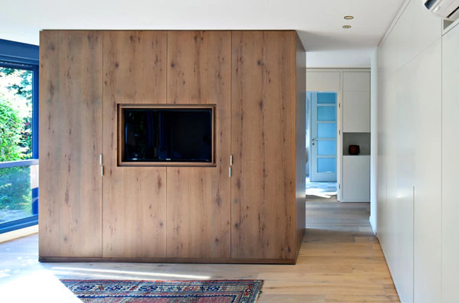 יחידה דו צדדית עשויה מפורניר אלון , שבצד אזור השינה משלבת בתוכה טלוויזיה ושאר נפחה משמש לאחסון.