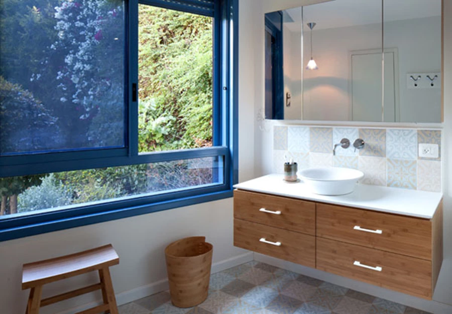 חדר הרחצה של יחידת השינה :ריצוף וחיפוי באריחים מצויירים בהם מודגש הגון הכחול שהותאם לגון הפתחים. יחידת הכיור בעיצוב מרחף ואוורירי,ואזור השירותים נכלל בשטח החדר כחלל סגור. אריחים מצוירים :