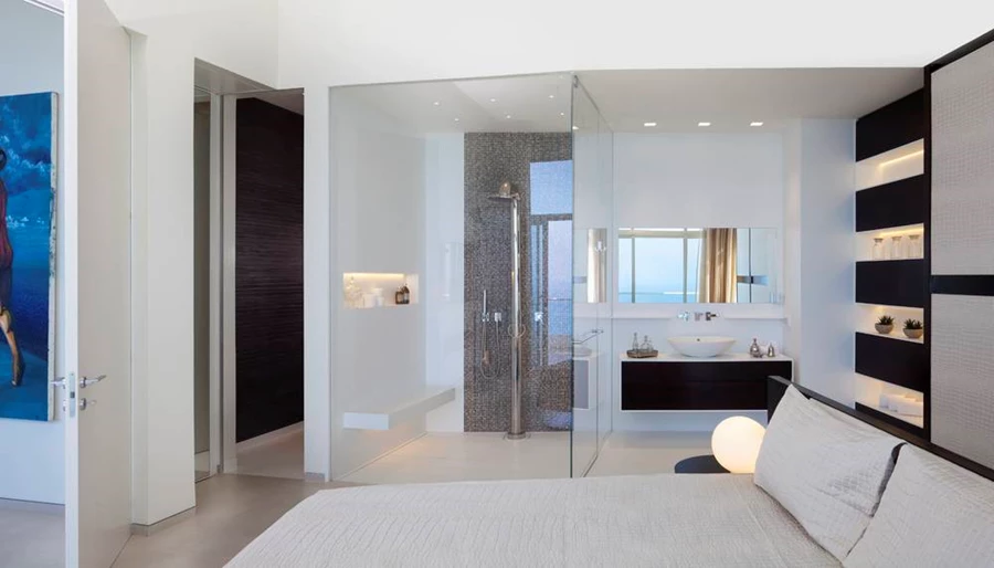 החלל הציבורי: מרחב אוורירי המרכז בשטחו סלון, מטבח ופינת אוכל, מאופיין בצבעוניות בהשראת הים. קירות לבנים, ריצוף באריחי גרניט פורצלן דקיקים בגון חול, ותאורה שקועה וסמויה המתוכננת בהתאמה לשינויי אור היום במהלך היממה. תאורה: