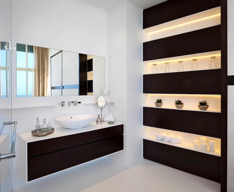 אחסון בתוך גומחה בקיר: יחידות עם חזיתות קלפה שביניהן משתלבים חללים פתוחים תוך יצירת מראה