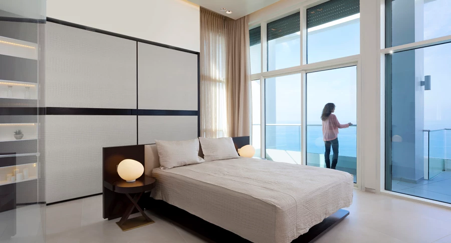 חזיתות הארון בריפוד בד בדיגום קרוקודיל, זהה לזה המשמש בגב המיטה, מייצרות מראה של חיפוי קיר