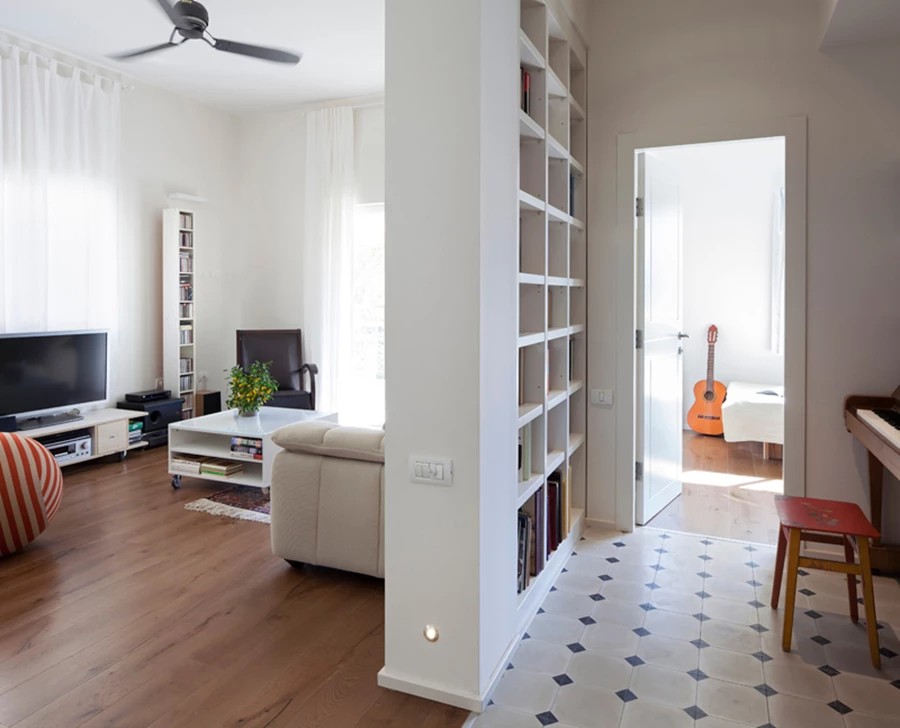 3	המסדרון שבוטל והפך לשדרה מודגש באמצעות אריחי ריצוף מצוירים. בשטחו ממוקמת גם פינת הפסנתר