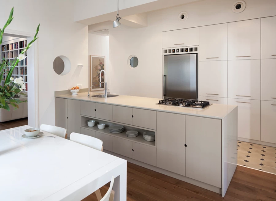 המטבח: יחידת האי תוכננה כך שעברה הסמוך לשולחן האוכל משמש לאחסון נוח ונגיש של כלים, ואילו עברה השני הממוקם