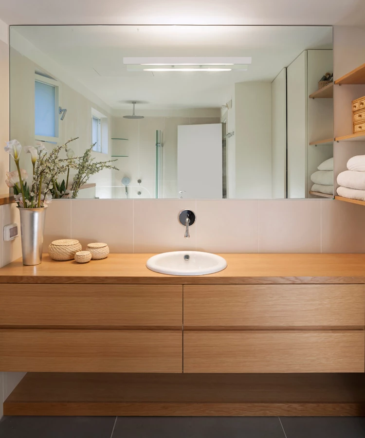 יחידת השינה המרווחת של בני הזוג: כוללת בשטחה חדר רחצה מפנק, וסגירת מרפסתה יצרה חדר עבודה נוסף שנחיצותו הוגדרה בפרוגראמה.