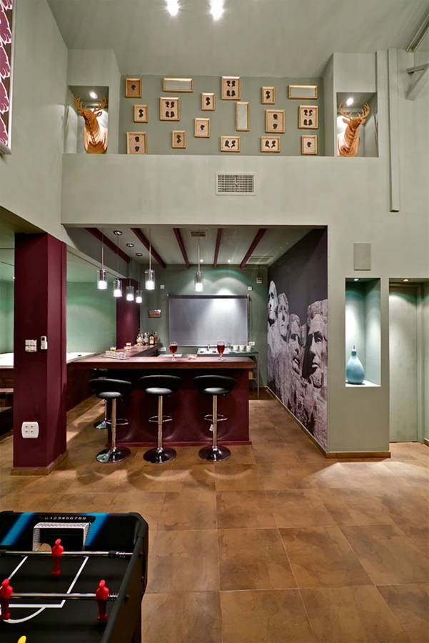 מבט לעבר אזור הבר