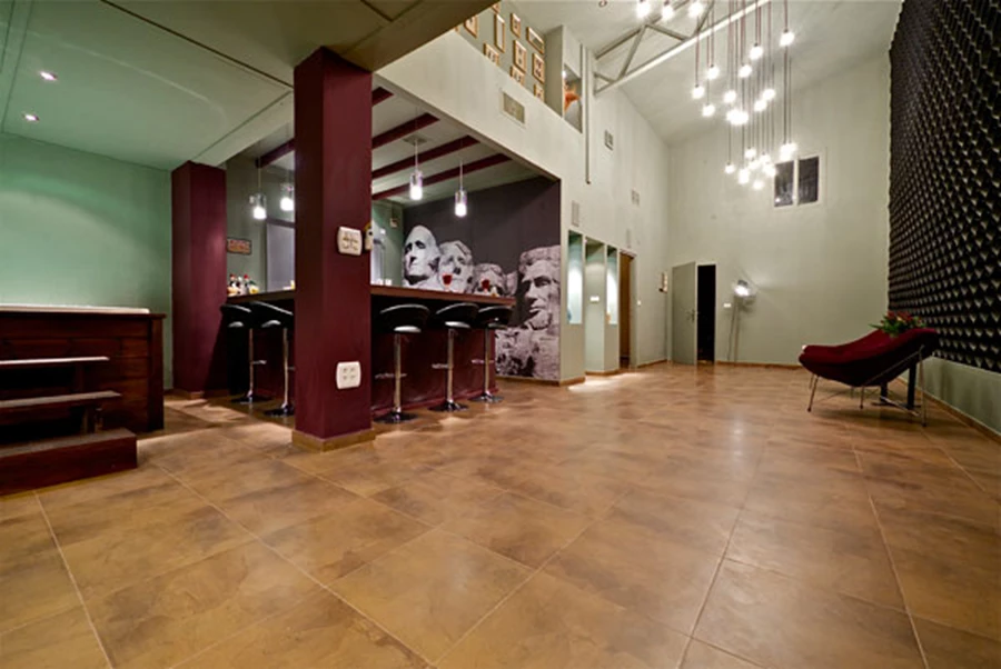 עיצוב תאורה , כל מערך התאורה צויד באפשרויות עמעום להשגת אופציות אווירה מותאמות לסיטואציות שונות