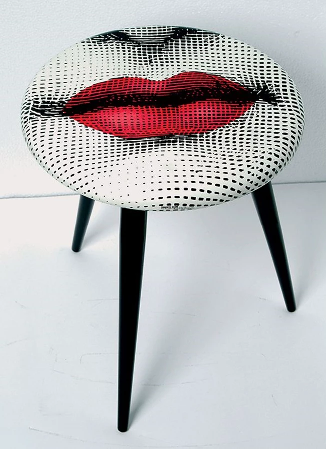 פני השרפרף כפני האישה של המותג