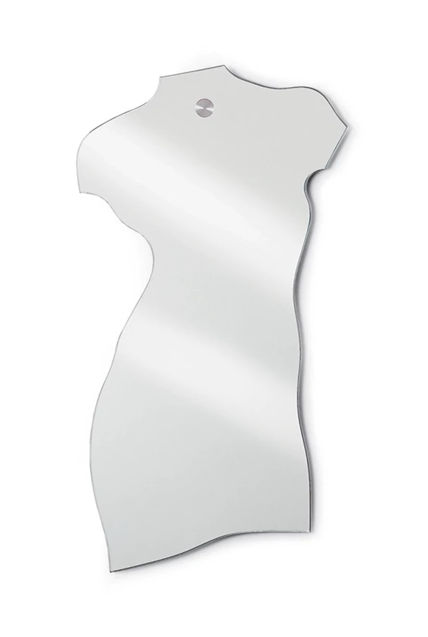 מראה בקווי עיצוב המהדהדים גוף נשי 