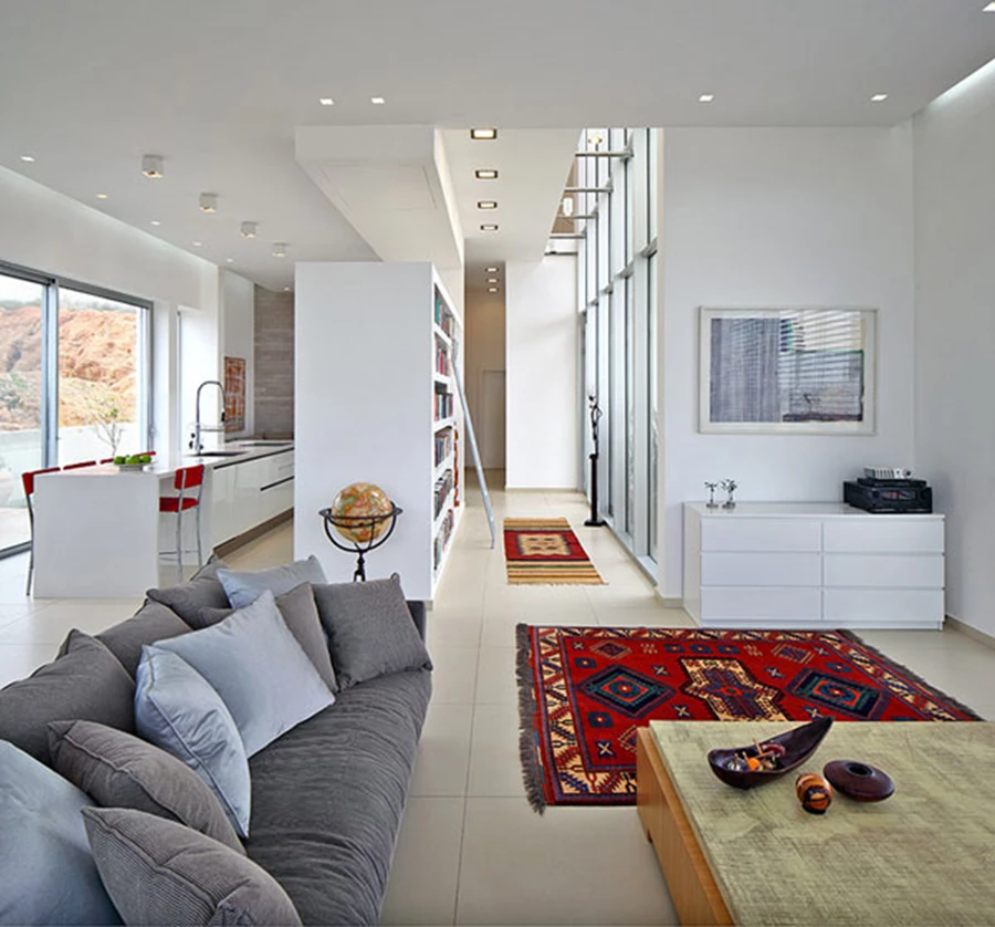 תכנון ועיצוב חלל הבית באמצעות קיר הספרייה