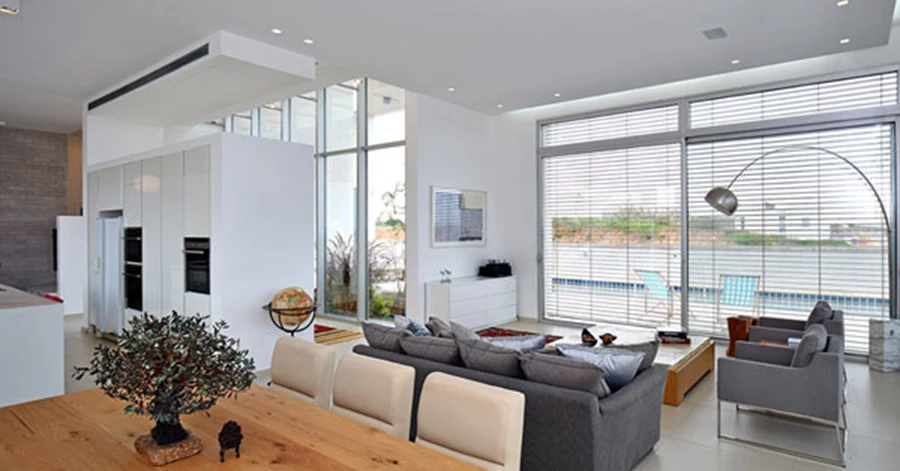 תכנון ועיצוב פינת משפחה בשילוב חללי הבית ליצירת מרחב אחד גדול