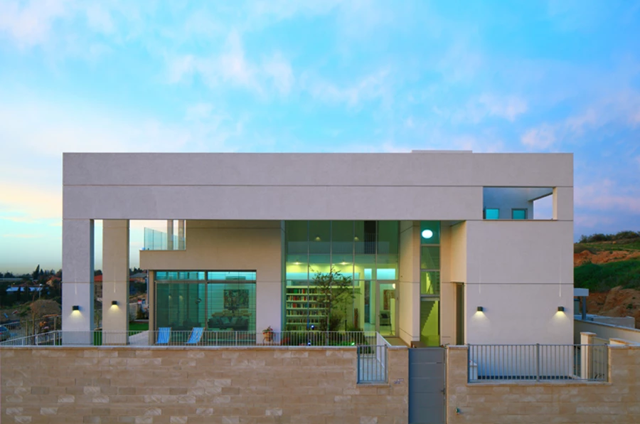 מבט אל הבית: תצורת תיבה מלבנית שבתוכה משתלבות נסיגות, כשהמתאר ה