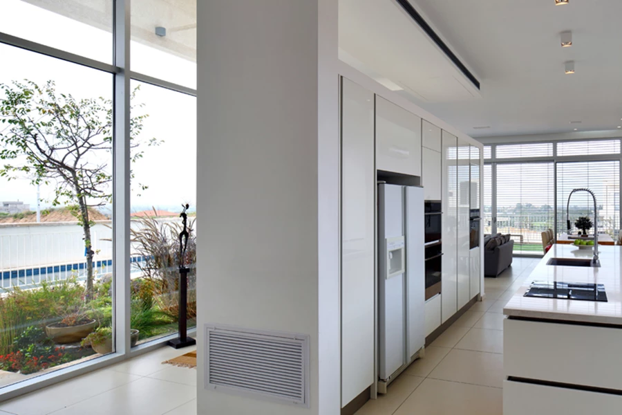 המטבח המאופיין בעיצוב נקי בגון לבן. יחידת קיר מכילה בתוכה מכשירי חשמל, ובמרכז ניצבת יחידת אי בה משתלבות יתר הפונקציות המטבחיות והיא משמשת גם כדלפק אכילה. חזיתות בגימור צבע בתנור ללא ידיות, לשמירת חזות אחידה ונקייה. מטבח: