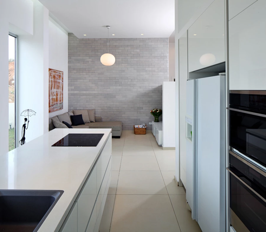 מבט מעומק המטבח אל פינת המשפחה הממוקמת בהמשכו.