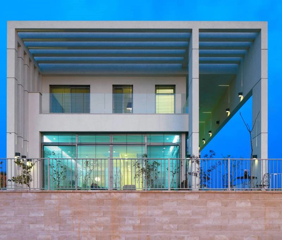 החזית הפונה לרחוב