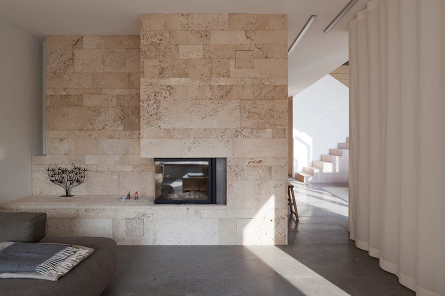 הסלון, אח מרכזית בתוך אבן בקיר