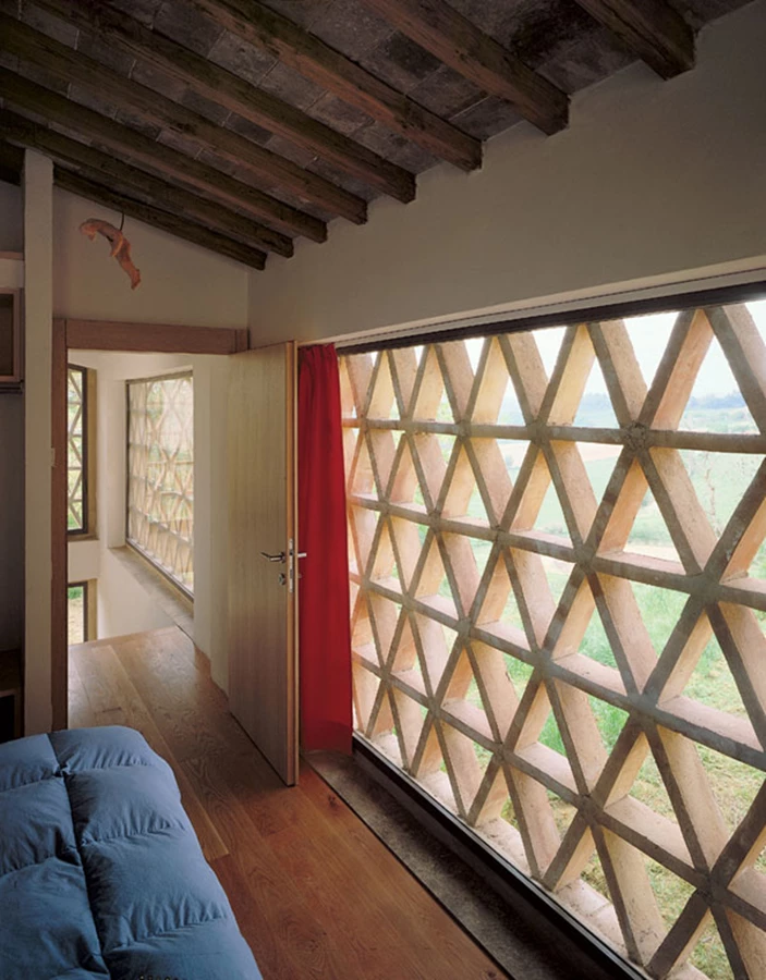 חדר שינה בקומת הגלריה: עיצוב טבעי ו