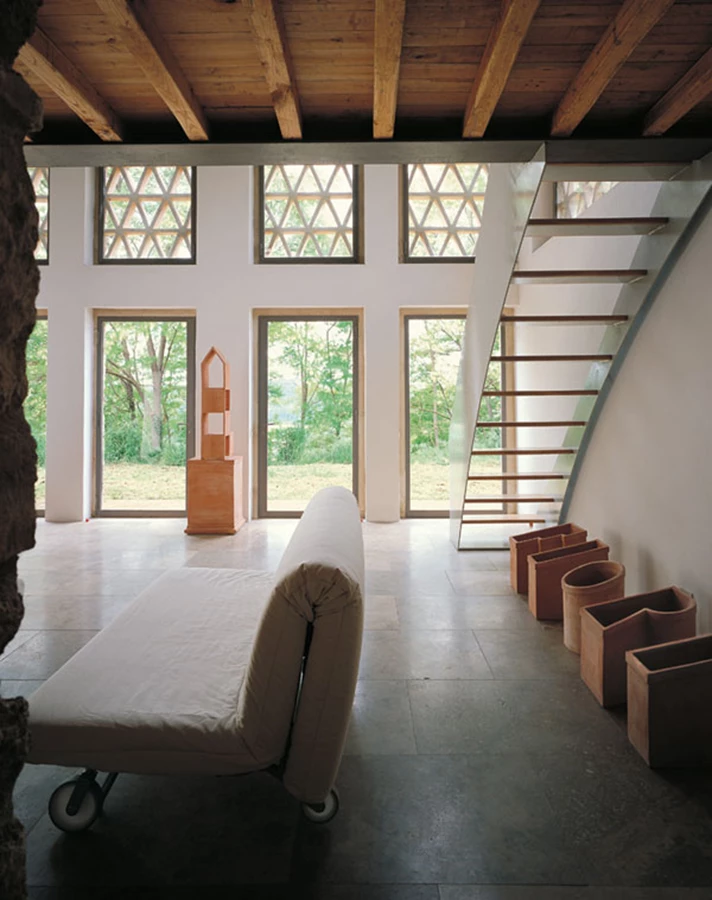 גובהו של החלל נוצל ליצירת קומת גלריה עליונה (קונסטרוקצית מתכת וריצוף עץ) בה ממוקמים חדרי השינה